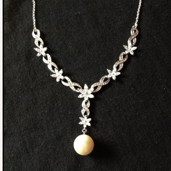 ⭕Sold⭕Starburst Necklace with a drop of Pearl