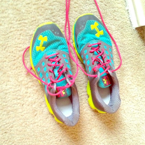 UNDER ARMOUR running shoes size 10