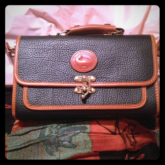 🚫SOLD!!!!!! 🚫Dooney  and bourke shoulder bag