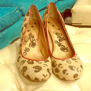 Leopard pumps