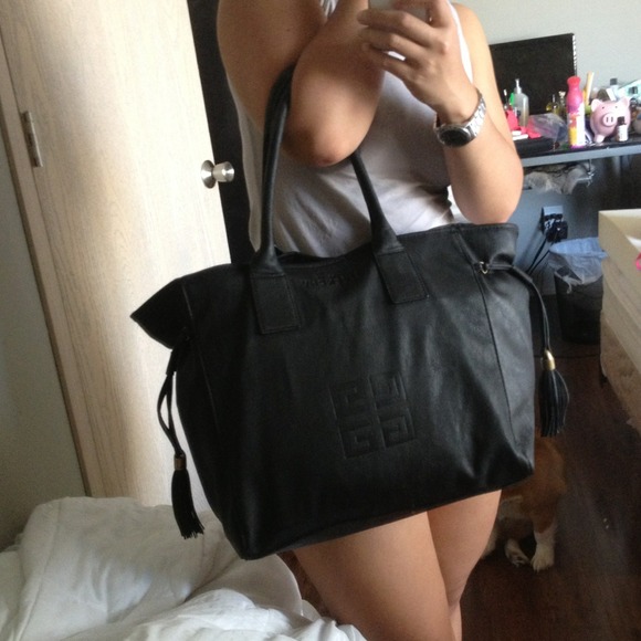 🚫Extra pic of givenchy faux leather bag🚫