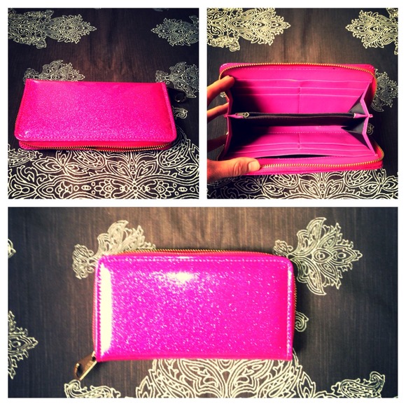 ❄️SALE❄️Hot Pink Glittery Wallet