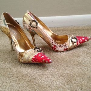 💥💥Sold💥💥 Very unique pumps. 4 in. heels