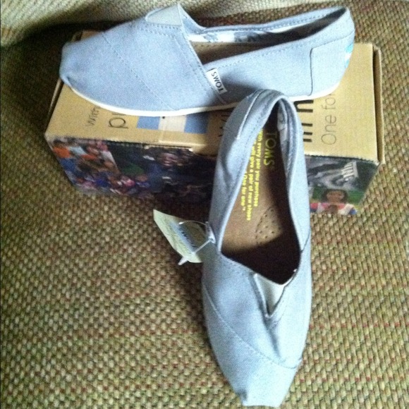 canvas TOMS size 9