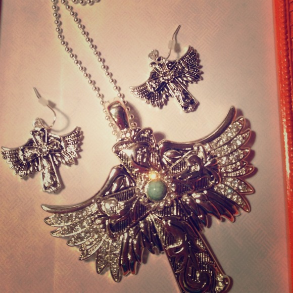 Gorgeous necklace and earring set!
