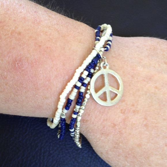 Stretch bracelet with peace sign. - Picture 2 of 2
