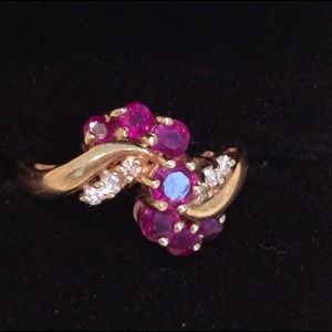 Beautiful vintage 14kt gold ruby diamond ring.