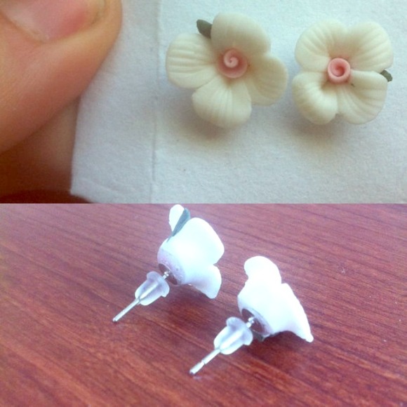 White Flower Stud Earrings - Picture 1 of 1