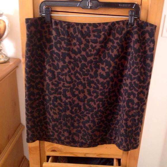 ✋Sold✋Cheetah pencil skirt - Picture 2 of 3