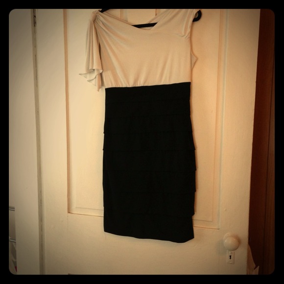 ❗Reduced❗Ruffle sleeve black and white dress