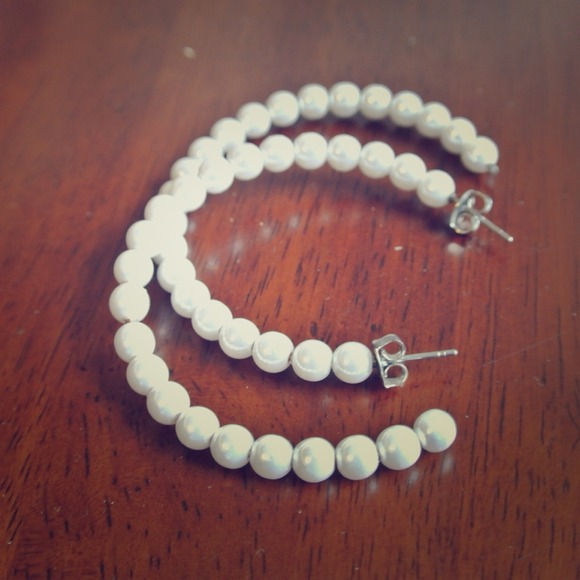 💌 FREE with Purchase - Pearl Earrings