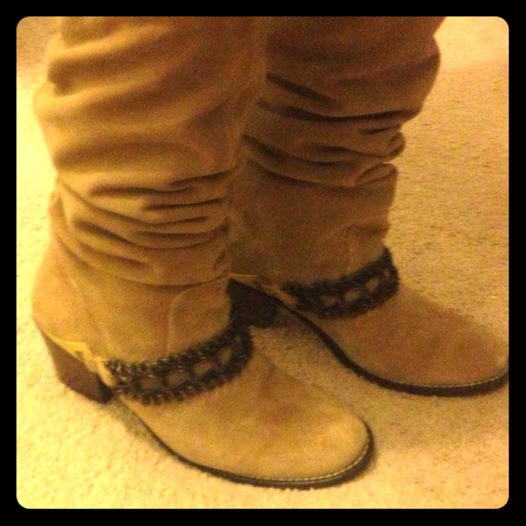 B Makowsky Boots - 🚫SOLD IN BUNDLE! Suede ruffled boots