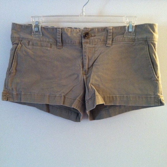 Khaki 'American Eagle' Shorts.