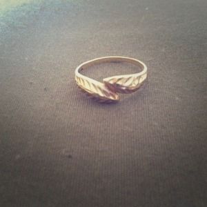 10k gold leaf style ring