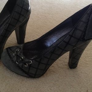 🔻🔻JUST REDUCED🔻🔻Very cute gray heels