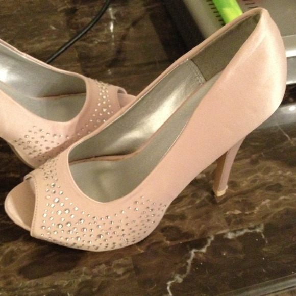 ✂️SOLD✂️Brand new cream heels!