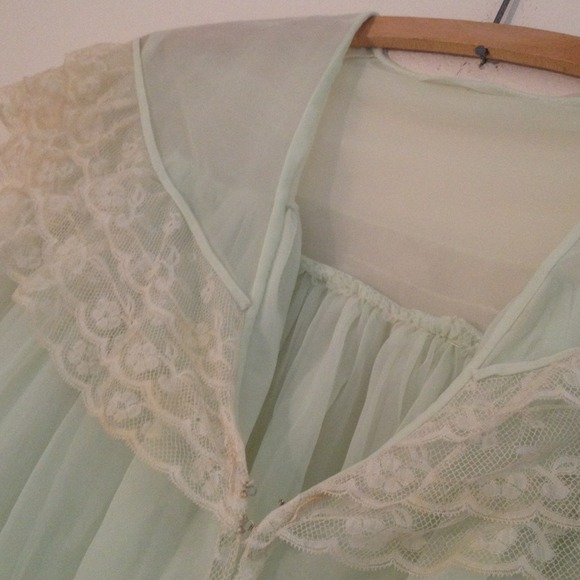 Vintage Robe - Picture 2 of 3