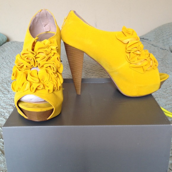 Cute Bright Yellow heels