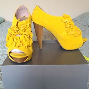 Cute Bright Yellow heels