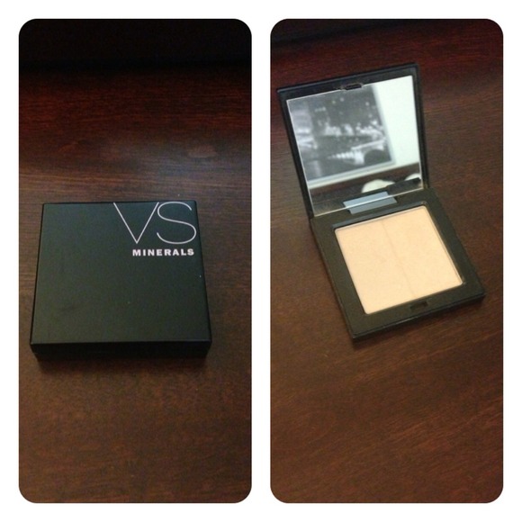 Hold 🙋VS mineral makeup