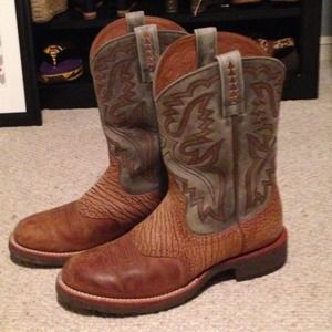 Men's Ariat cowboy boots in excellent condition