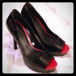 Mossimo black and red pumps!
