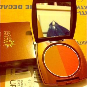 Sold !!!GLOW BLUSH AND BRONZER