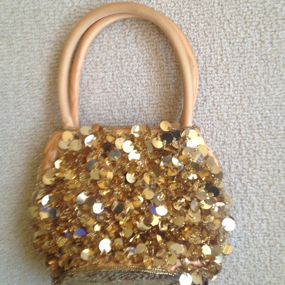 Sparkle the night away! Great fun evening bag!