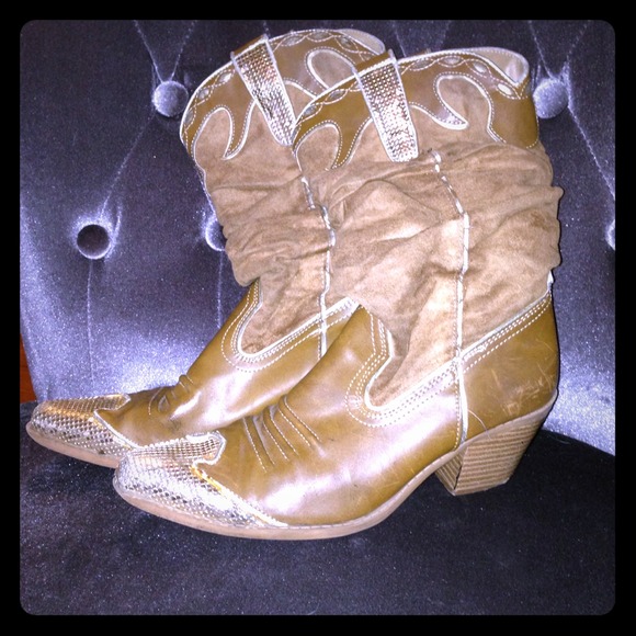 🚫Sold/bundled!🚫❤Cheap but amazing cowboy boots ❤