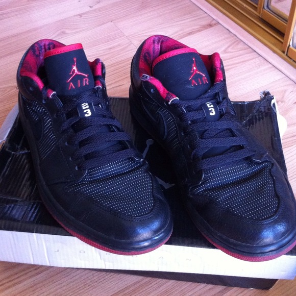 Jordan 1's Retro Low Black Metallic Red