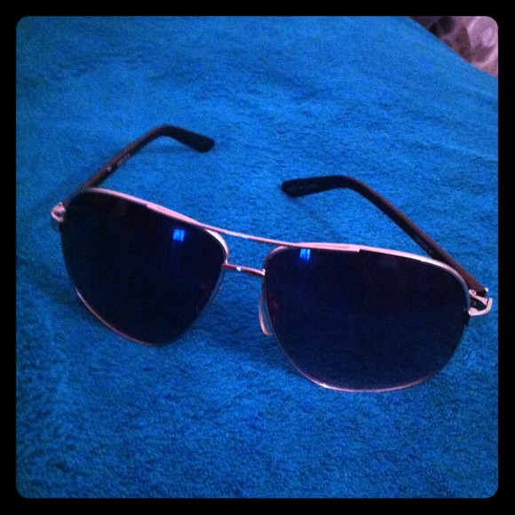 Silver & Black Aviator Sunglasses 😎 .