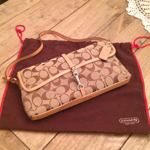 ✂✂REDUCED!!✂✂Coach signature small handbag