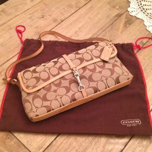 ✂✂REDUCED!!✂✂Coach signature small handbag