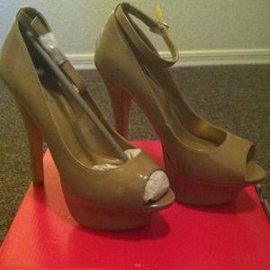 ➡REDUCED💖NUDE HEELS-Brand New!!!👠
