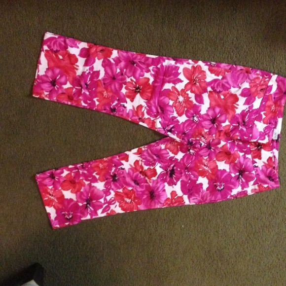 REDUCED! Floral print ankle pants