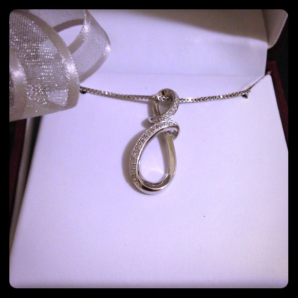 💥Sold!!💥Brand new- helzberg diamonds