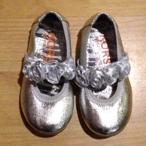 Bundle silver shoes and white shoes