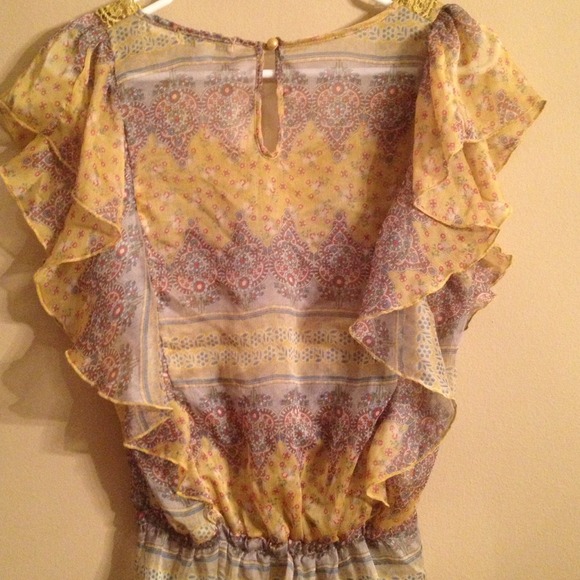 ❌SOLD IN BUNDLE❌ Pretty paisley and lace top - Picture 2 of 3