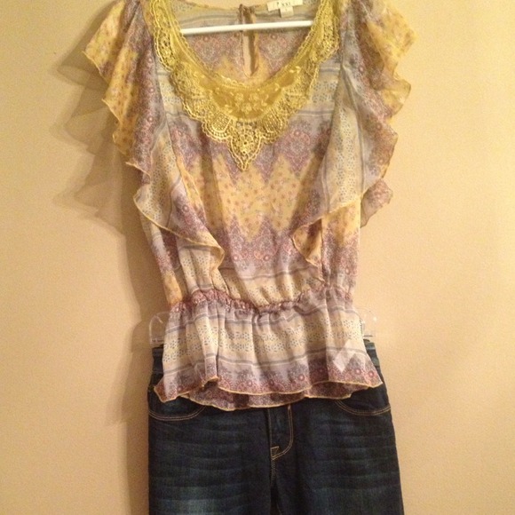 ❌SOLD IN BUNDLE❌ Pretty paisley and lace top - Picture 3 of 3