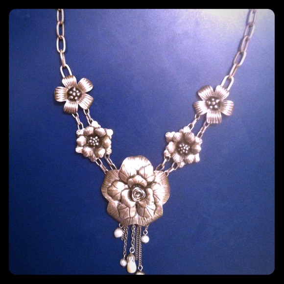 Silver (not real) chunky flower necklace