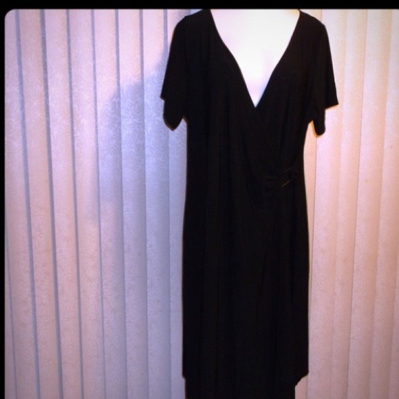 Beautiful black dress. Very flattering!