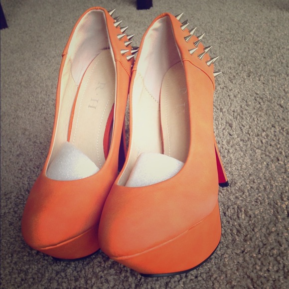 Orange spike pumps