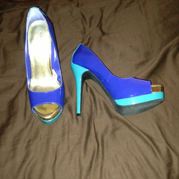 ❌SOLD❌Blue and Teal Heels
