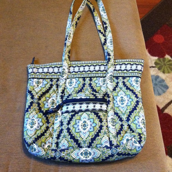 Great FALL/WINTER VERA BRADLEY TOTE😃👌