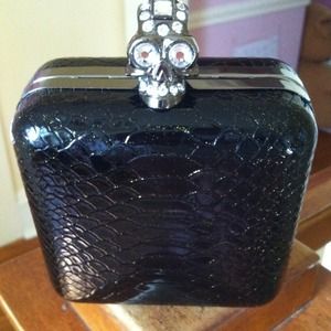 💞SOLD in Bundle💞Blingy Skull Clutch