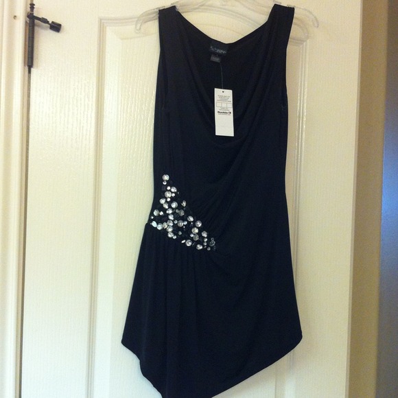 Sleeveless shirt from the Buckle