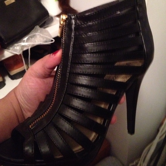 XXL Plaid top and Black cagey sandals bundle