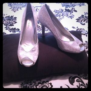 SOLD💋Silver sequined open toe heels