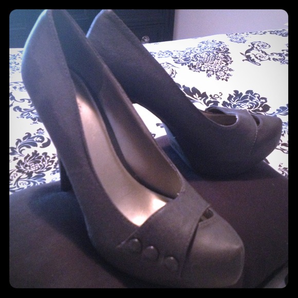 Grey high heel pumps 👠