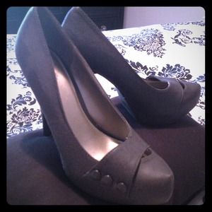 Grey high heel pumps 👠